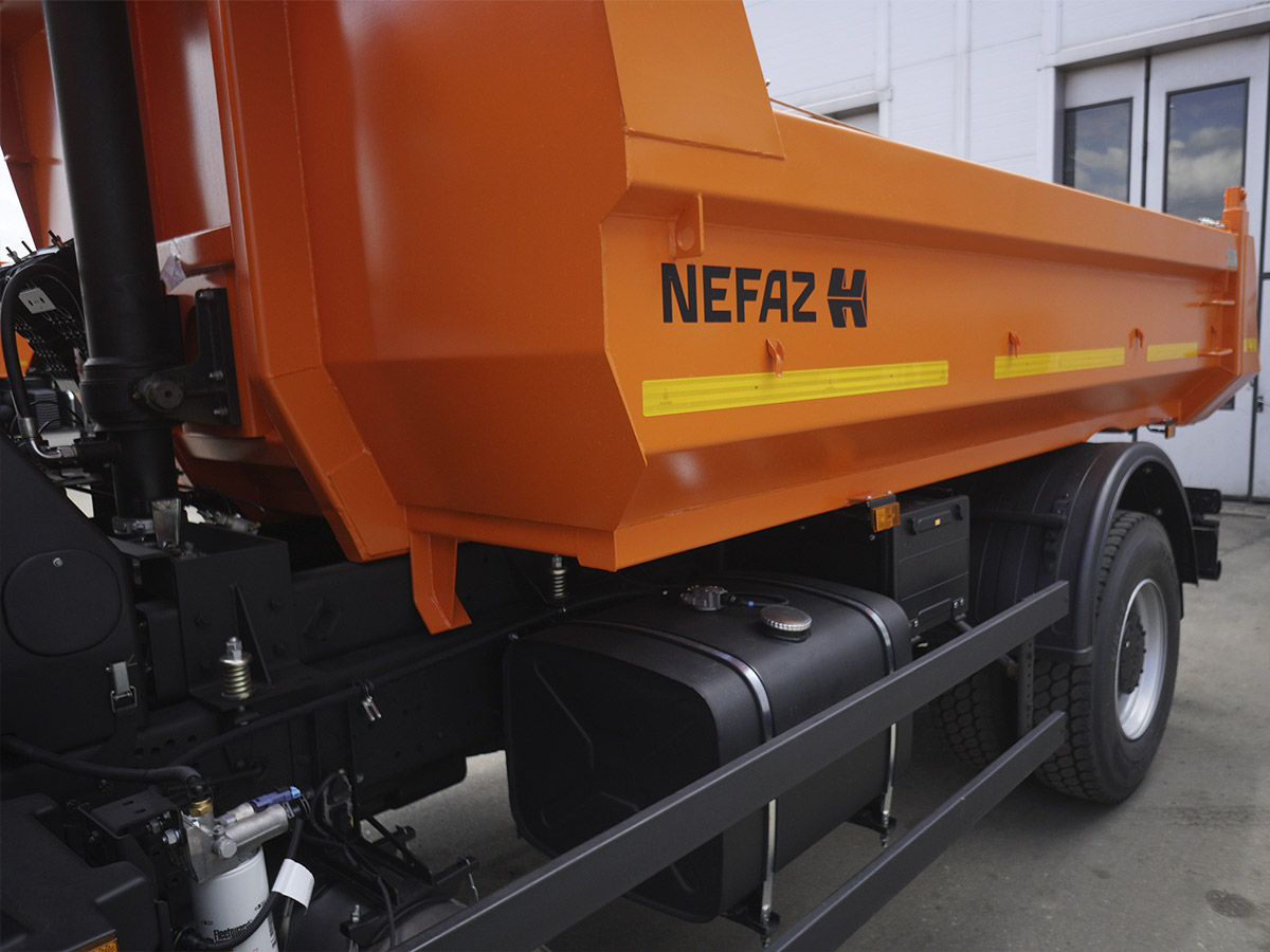 Самосвал КАМАЗ 53605